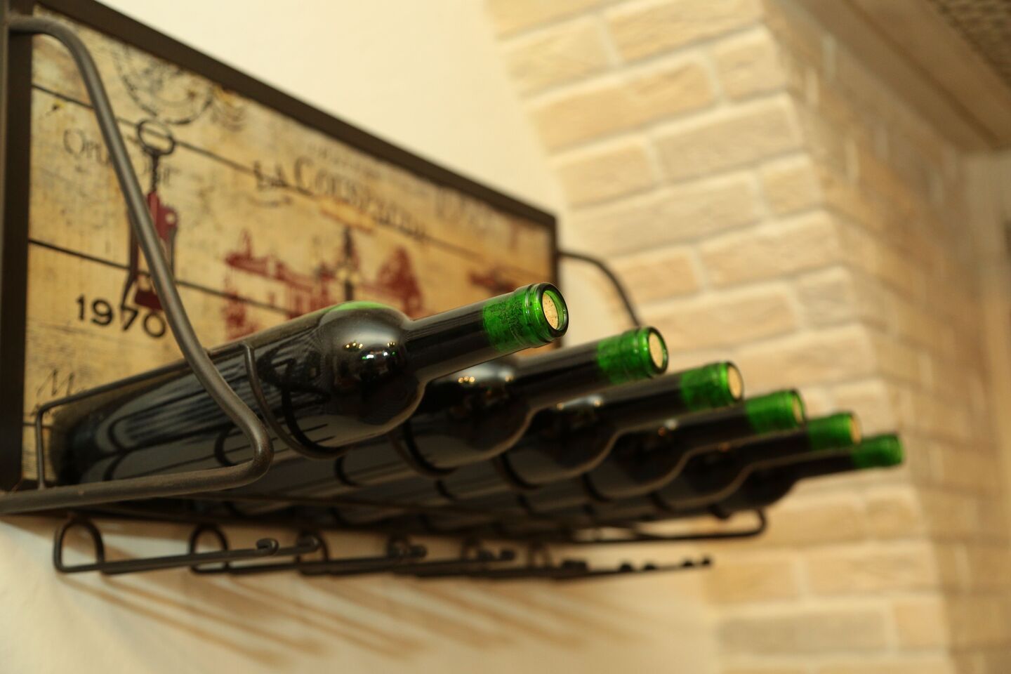 Elegant wine preservation setting